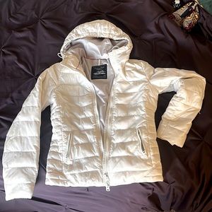 American Eagle extra warm feather jacket perfect for a stylish hike or walk